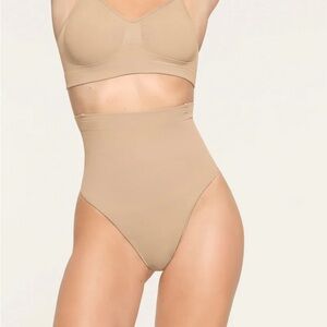 Skims Skims SEAMLESS SCULPT MID THIGH BODYSUIT